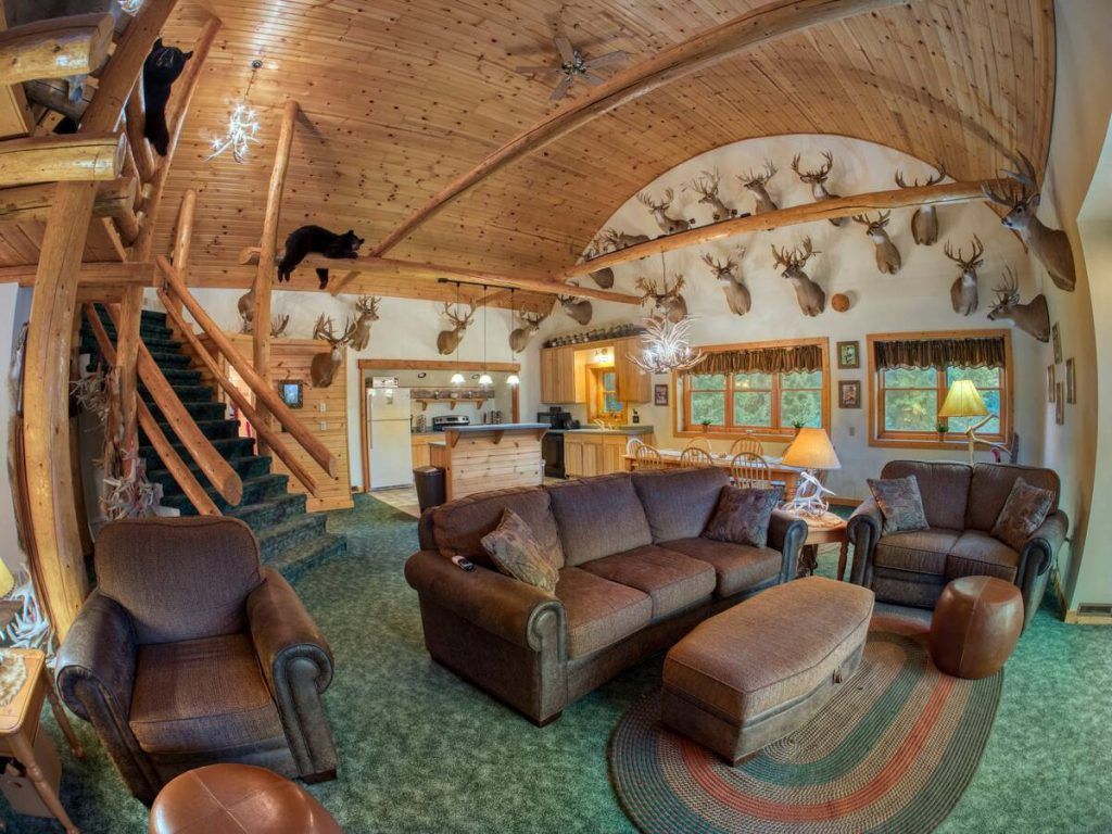 Hunting lodge for guided trophy hunts living room and kitchen