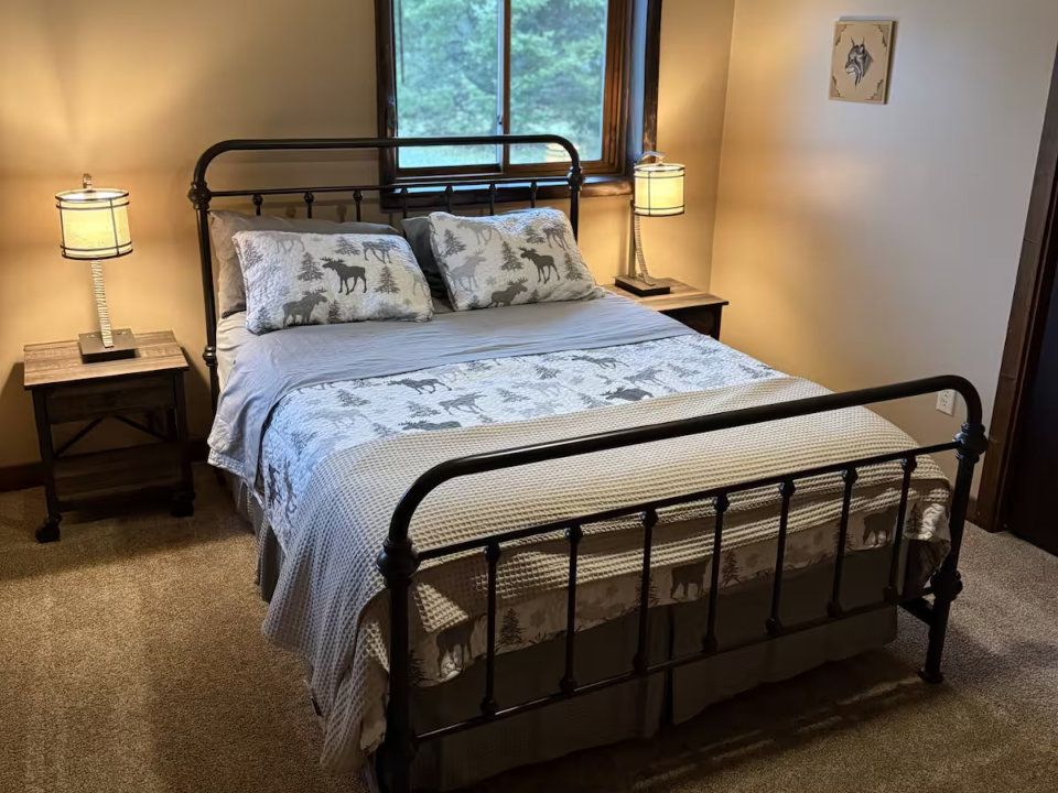 Luxury cabin for guided trophy hunts and vacation rentals bedroom